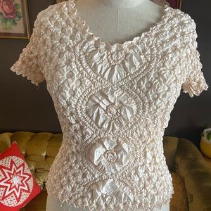 Vintage 90s popcorn shirt/ crinkle shirt/ creamy soft gold, size Small/ Medium